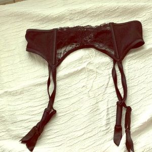 NWOT Malizia by La Perla garter belt